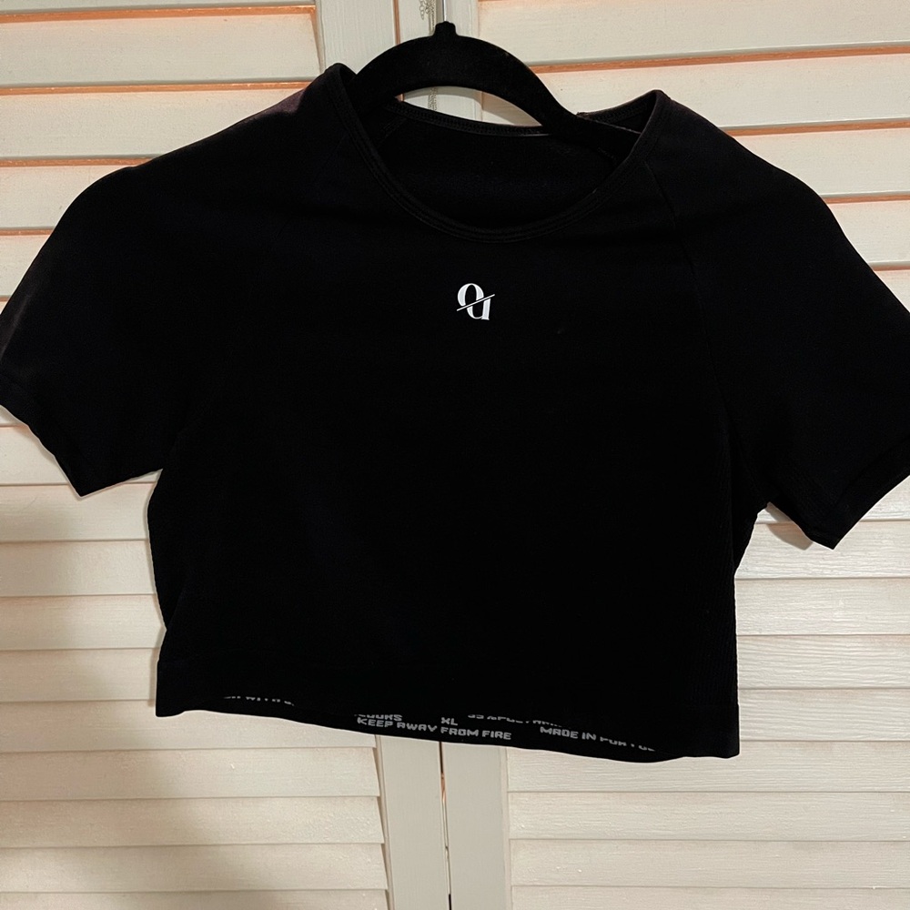 OWNU black cropped tee